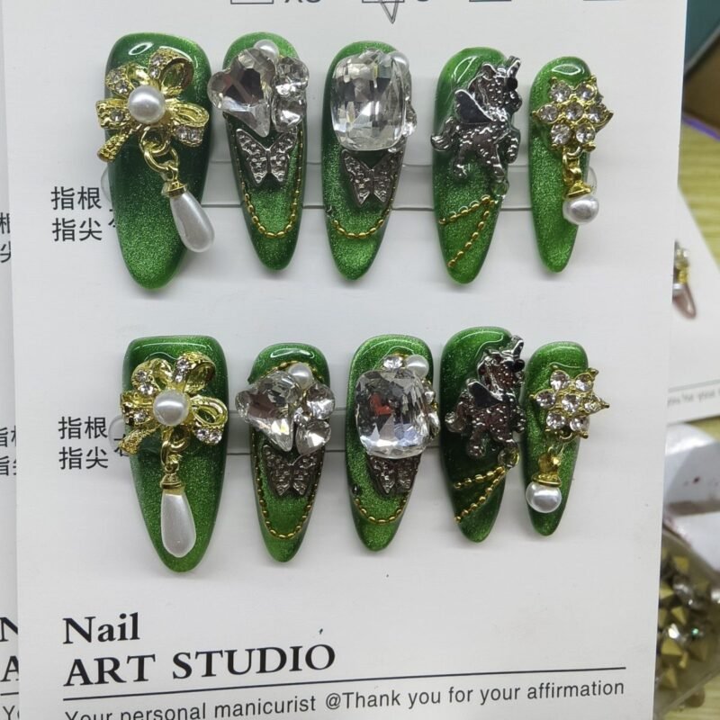 Pure handmade wear, emerald green, cat's eye, golden years, horse stepping on Feiyan, high-end atmosphere, alloy temperament, white, can be wholesaled