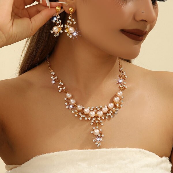 Cheap Sparkling Jewelry Set with Earrings and Necklace