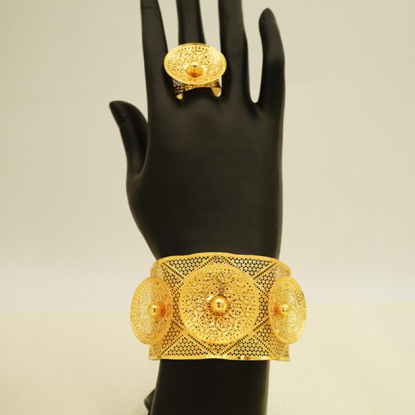 Big statement gold ring & bracelet